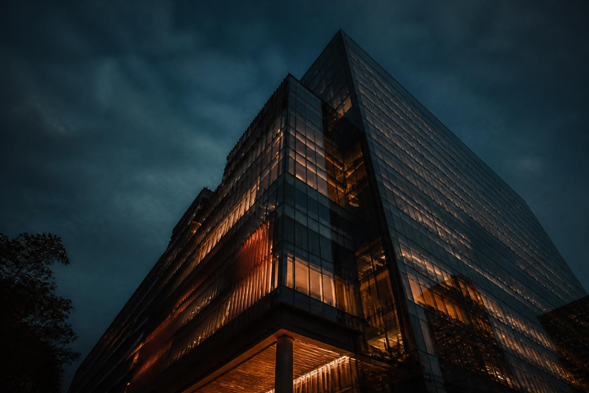 Torre corporativa envidraçada em São Paulo ao entardecer